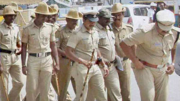 Police Raid on Over 40 Places of PFI Across Karnataka, 80 Detained Police Raid on Over 40 Places of PFI Across Karnataka, 80 Detained