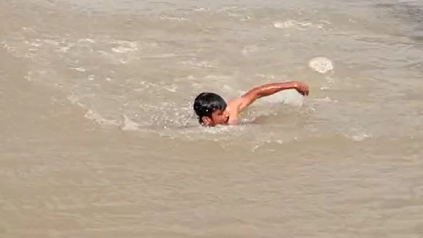 Gadag: KEB staff swim and cut the power connection Gadag: KEB staff swim and cut the power connection