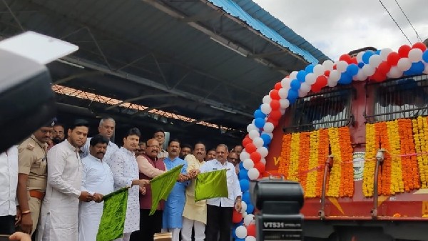 Pralhad Joshi Flag Off For Kalaburagi Kolhapur Train Pralhad Joshi Flag Off For Kalaburagi Kolhapur Train