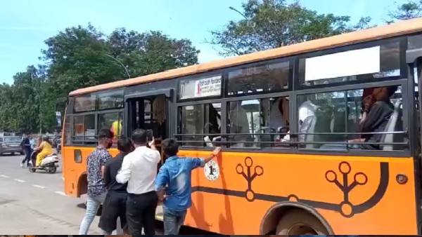 ಅಧಿಕೃತ ರಾಜ್ಯ ಭಾಷೆಯನ್ನಾಗಿ ಮಾಡಲು ಒತ್ತಾಯ