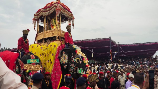 ರಾಜಬೀದಿಯಲ್ಲಿ ಗಜಗಾಂಭೀರ್ಯ