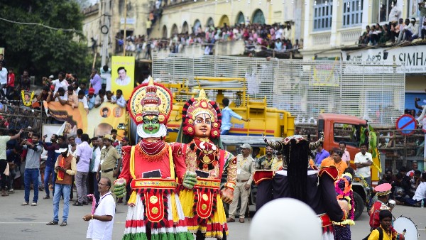 ಕೆಂಗಣ್ಣುಗಳೊಂದಿಗೆ ಭಿನ್ನ ವೇಷಭೂಷಣ