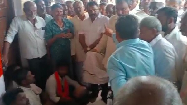 Lakshmeswara; Shigli villagers lock Gram Panchayat for demanding road Lakshmeswara; Shigli villagers lock Gram Panchayat for demanding road