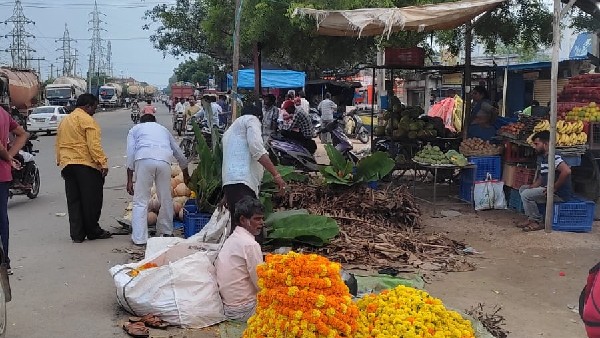ಪೂಜಾ ಸಾಮಗ್ರಿ ಖರೀದಿಗೆ ಮುಗಿಬಿದ್ದ ಜನರು