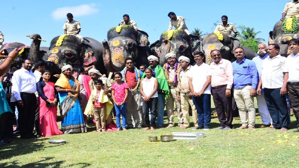 ಫೋಟೋ ಕ್ಲಿಕ್ಕಿಸಿ ಸಂಭ್ರಮಿಸಿದ ಜನ