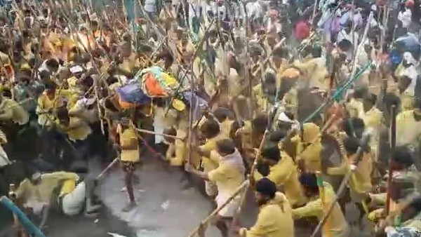 ತಮಟೆ ಬಾರಿಸುತ್ತಾ, ಕುಣಿಯುತ್ತಾ ಬಡಿದಾಡುವ ಯುವಕರು!