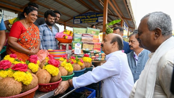 CM Basavaraj Bommai Interaction With Vendors At Chamundi Hill CM Basavaraj Bommai Interaction With Vendors At Chamundi Hill