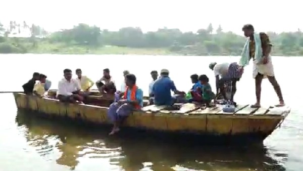 Despite Aware of the Danger, People of Havanur and Shakara villages are Using Boats Instead of Road Despite Aware of the Danger, People of Havanur and Shakara villages are Using Boats Instead of Road