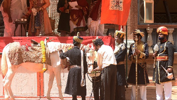 ಕರಿಕಲ್ಲು ತೊಟ್ಟಿಯಲ್ಲಿ ವಾಹನಗಳಿಗೆ ಪೂಜೆ