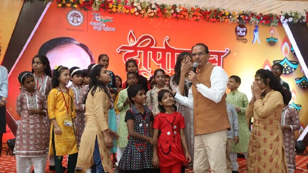 CM Shivraj Chouhan Celebrates Deepavali with Children; Watch CM Shivraj Chouhan Celebrates Deepavali with Children; Watch