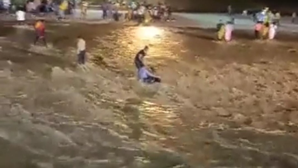 Flash flood in Jalpaiguri at west bengal, 7 dead several people are missing Flash flood in Jalpaiguri at west bengal, 7 dead several people are missing