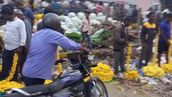 ಮಾರುಕಟ್ಟೆಯಲ್ಲಿ ಹೂ, ಹಣ್ಣುಗಳ ಬೆಲೆ