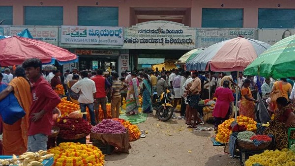 ಮಾರುಕಟ್ಟೆಯಲ್ಲಿ ಪೂಜಾ ಸಾಮಗ್ರಿಗಳ ದರ
