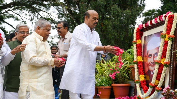 ಮಹನೀಯರಂತೆ ಮುಂದುವರಿಯಬೇಕು