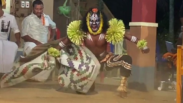 ಮನೆ ಹೊರಗೆ ಗುಳಿಗ ದೈವ ಆರಾಧನೆ