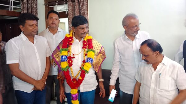 JDS Leader KC Veerendra Puppy Meets DK Suresh JDS Leader KC Veerendra Puppy Meets DK Suresh