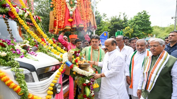 The statue of Kittur Rani Chennamma Sangolli Rayanna in Suvarna Soudha this year CM The statue of Kittur Rani Chennamma Sangolli Rayanna in Suvarna Soudha this year CM