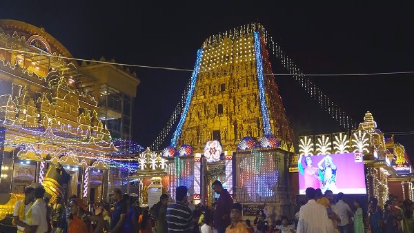 ವಿದ್ಯುತ್ ದೀಪಗಳ ವರ್ಣಮಯ ಶೃಂಗಾರ ಪ್ರಮುಖ ಆಕರ್ಷಣೆ