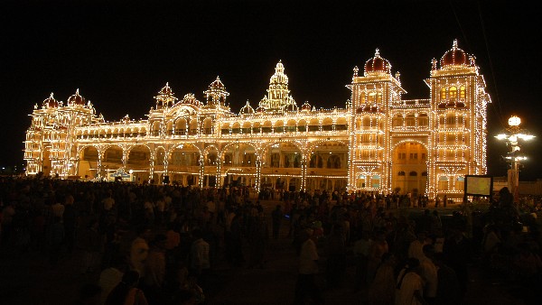 ಹೊಯ್ಸಳ ರೀತಿಯ ಕಲಾಕೃತಿ