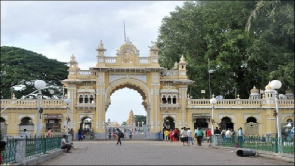 ಪ್ರವಾಸಿಗರಿಗಾಗಿ ವರಹಾ ದ್ವಾರದ ಮೂಲಕ ಪ್ರವೇಶ