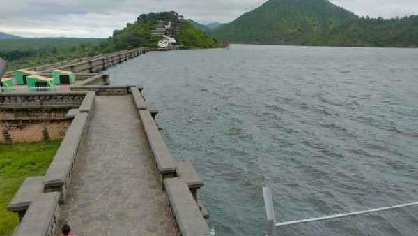 ಗುಡ್ಡಗಳ ಮಧ್ಯೆ ನಿರ್ಮಾಣವಾದ ಜಲಾಶಯ