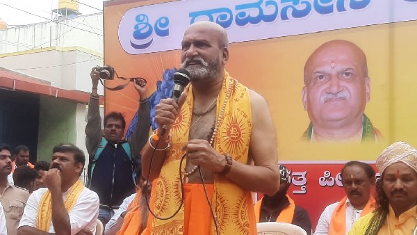 ದತ್ತಪಾದುಕೆ ದರ್ಶನ ಪಡೆದ ಭಕ್ತರು