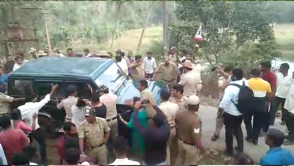ಶಾಸಕರ ಬಟ್ಟೆ ಹರಿದು ಸಾರ್ವಜನಿಕರ ಆಕ್ರೋಶ