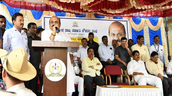 CM Bommai calls on government employees to work one hour extra per day CM Bommai calls on government employees to work one hour extra per day