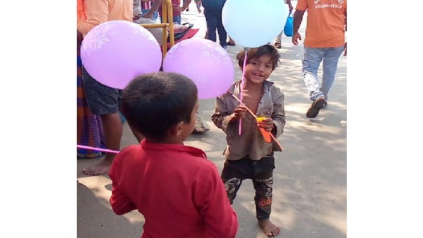 Small Children Selling Baloon In Dharmasthala Lakshadeepotsava Small Children Selling Baloon In Dharmasthala Lakshadeepotsava