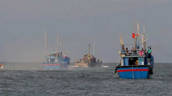 Sri Lanka Navy Arrests 15 Indian Fishermen Sri Lanka Navy Arrests 15 Indian Fishermen