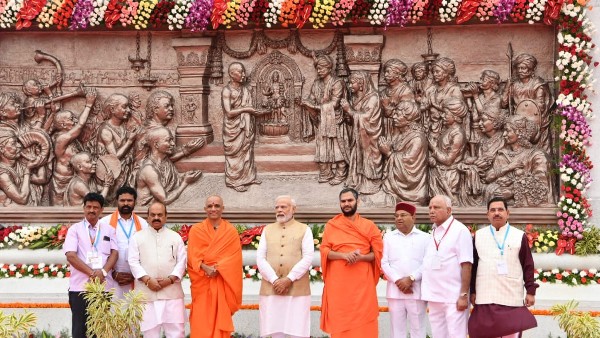 Modi unveiled the Statue of Nadaprabhu Kempegowda Modi unveiled the Statue of Nadaprabhu Kempegowda