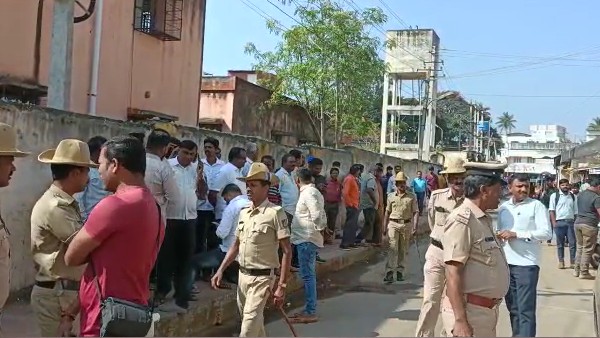 IT Raid On Congress Leader And Former MLC Gayathri Shanthegowda House IT Raid On Congress Leader And Former MLC Gayathri Shanthegowda House
