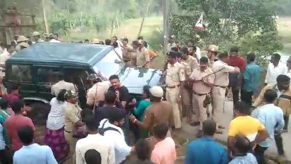 ನಾನೇ ಓಡಿ ಬಂದು ಕಾರಿನಲ್ಲಿ ಕುಳಿತುಕೊಂಡೆ