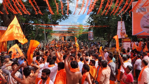ಮಸೀದಿ ಮುಂದಿ ರಾಮ, ಹನುಮ ಜೈಕಾರ