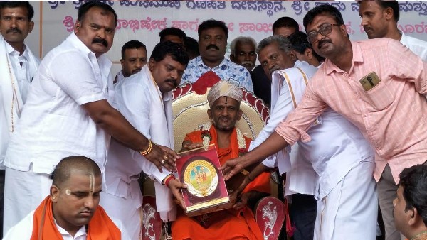 ನಾವು ದೇವರಿಗೆ ಭಕ್ತಿಯಿಂದ ನಮಿಸುತ್ತೇವೆ