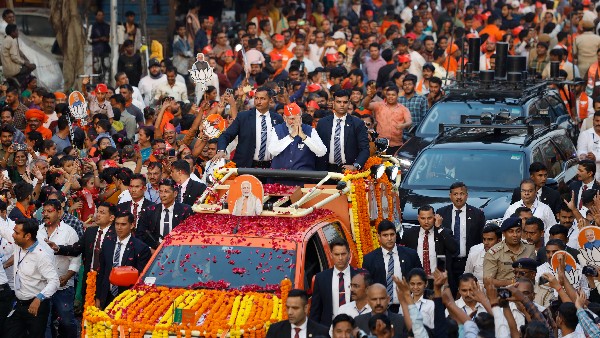 ನರೋಡಾ ಕ್ಷೇತ್ರದಲ್ಲಿ 'ಆಪ್' ಕಾ ಅಭ್ಯರ್ಥಿಯ ಕೈ ಹಿಡಿದ ಕೇಜ್ರಿವಾಲ್