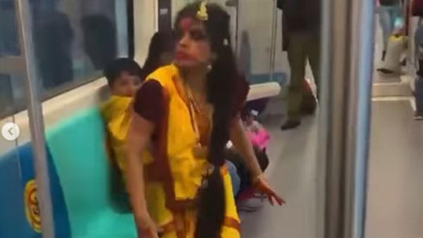 Nagavalli appeared in the metro and created fear among people: video Nagavalli appeared in the metro and created fear among people: video