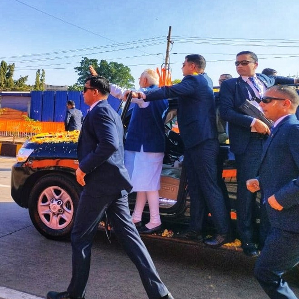 ಮೋದಿ ಫೋಟೋ.. ಎಲ್ಲೆಲ್ಲೂ ಕೇಸರಿ ರಂಗು