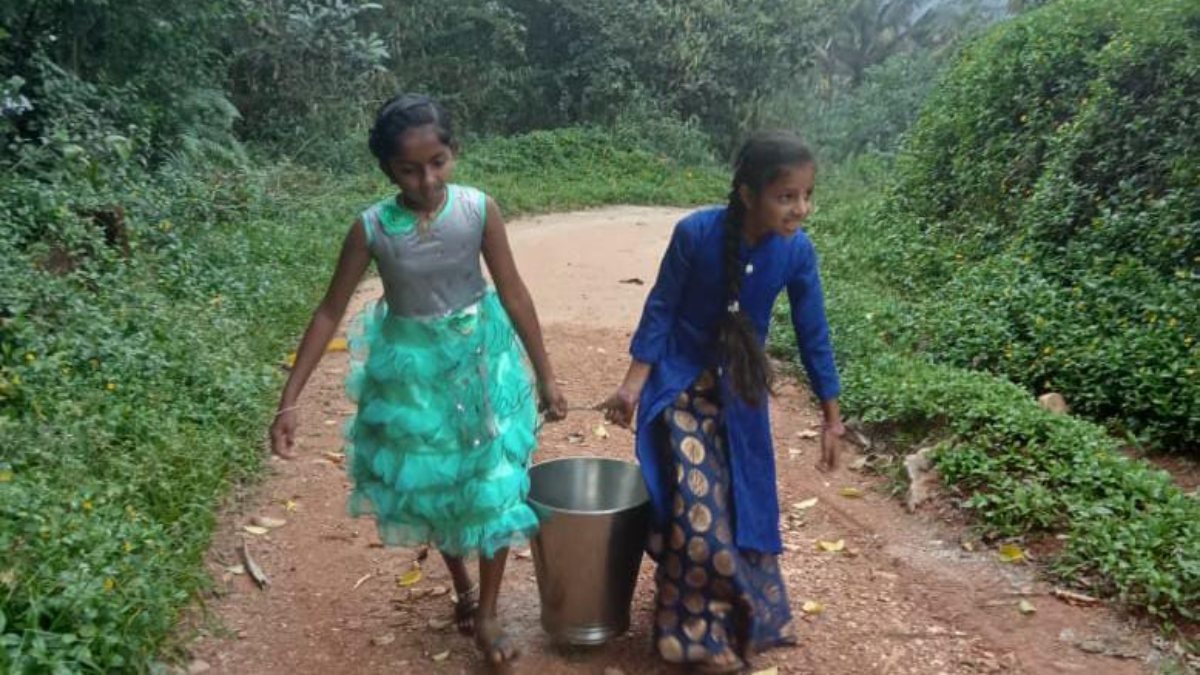 ಸರ್ಕಾರಿ ಶಾಲೆಯ ಅವ್ಯವಸ್ಥೆ ವಿದ್ಯಾರ್ಥಿಗಳು ನೀರು ಹೊತ್ತು ತಂದರಷ್ಟೇ ಮಧ್ಯಾಹ್ನದ