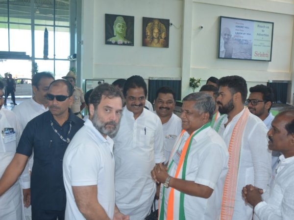ರಾಹುಲ್ ಗಾಂಧಿಗೆ ಹುಬ್ಬಳ್ಳಿಯಲ್ಲಿ ಸ್ವಾಗತ: ಮಾಜಿ ಸಿಎಂ ಜೊತೆಗೆ ರಾಗಾ ಮಾತುಕತೆ