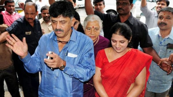 ಡಿಕೆ ಶಿವಕುಮಾರ್ ಪರವಾಗಿ ಮತಬೇಟೆಗಿಳಿದ ಪತ್ನಿ ಉಷಾ