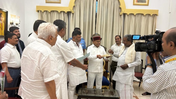 ಸರ್ಕಾರ ರಚನೆಗೆ ಹಕ್ಕು ಮಂಡನೆ ಮಾಡಿದ ಸಿದ್ದರಾಮಯ್ಯ ಡಿಕೆ ಶಿವಕುಮಾರ್