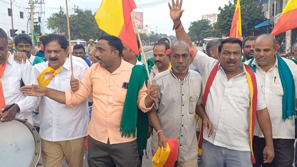 ರೈತರಿಗೆ ಮೋಸ  ಎಂದು ಕಿವಿ ಮೇಲೆ ಹೂವಿಟ್ಟುಕೊಂಡು ಪ್ರತಿಭಟನೆ