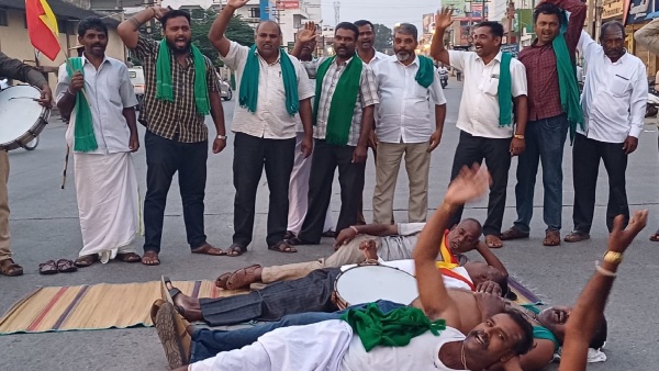 ಚಾಮರಾಜನಗರದಲ್ಲಿ ತಮಟೆ ಬಾರಿಸಿ ರಸ್ತೆ ತಡೆ, ಅರೆ ಬೆತ್ತಲೆ ಉರುಳುಸೇವೆ