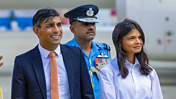 ಮಳೆಯ ನಡುವೆ ರಿಷಿ ಸುನಕ್ ತನ್ನ ಪತ್ನಿಯೊಂದಿಗೆ ಅಕ್ಷರಧಾಮ ದೇವಸ್ಥಾನಕ್ಕೆ ಭೇಟಿ