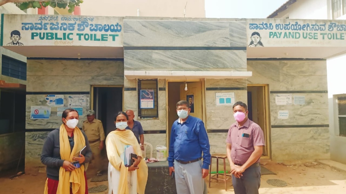 ಚಾಮರಾಜನಗರ ಸಾರ್ವಜನಿಕ ಶೌಚಾಲಯಗಳಿಗೆ ಹಿರಿಯ ಸಿವಿಲ್ ನ್ಯಾಯಾಧೀಶರ ದಿಢೀರ್ ಭೇಟಿ