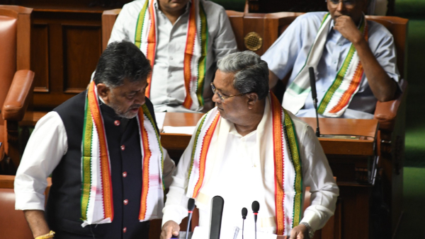 ಗಲಾಟೆ ನಡುವೆಯೂ ಬಜೆಟ್‌ ಮಂಡಿಸುತ್ತಿರುವ ಸಿದ್ದರಾಮಯ್ಯ