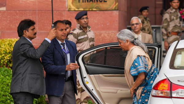 ರಾಷ್ಟ್ರಪತಿ ಭವನದತ್ತ ನಿರ್ಮಲಾ ಸೀತಾರಾಮನ್‌
