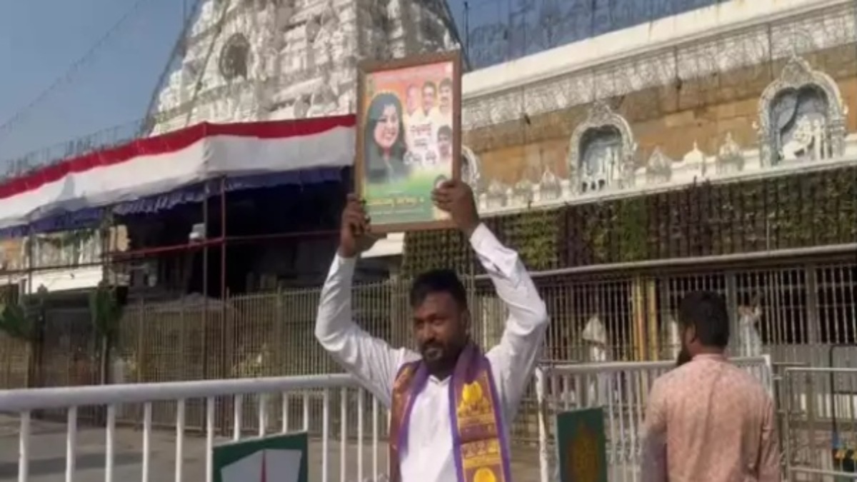 Soumya Reddy in Tirupati:ಸೌಮ್ಯ ರೆಡ್ಡಿ ಫೋಟೋ ಹಿಡಿದು ತಿರುಪತಿ ದೇವಸ್ಥಾನದ ...