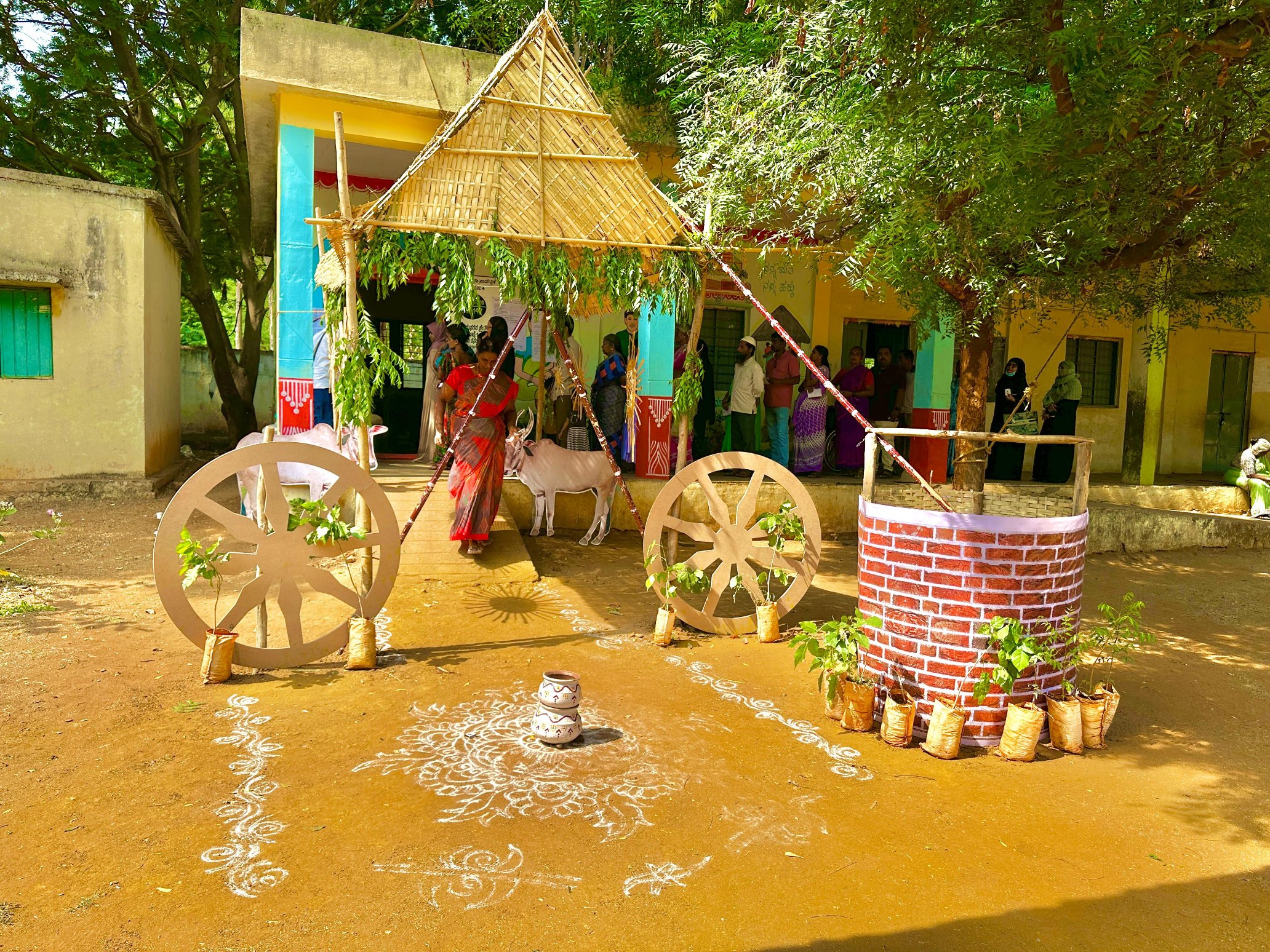 विजयनगर में गांव की थीम पर बना पोलिंग बूथ मतदाताओं को आकर्षित कर रहा है